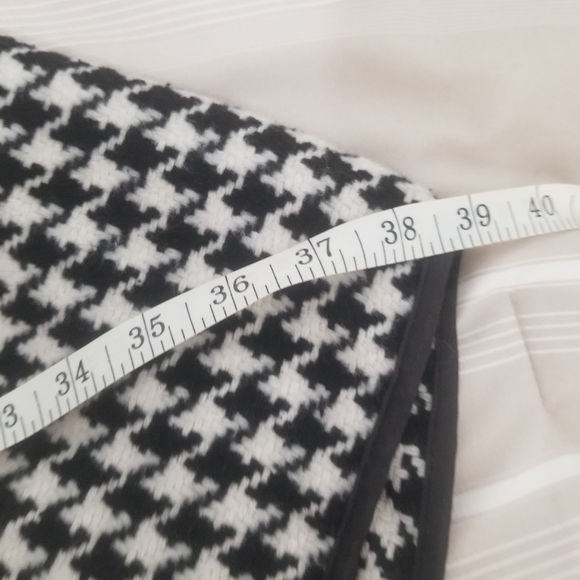 Classic Black and white wool cape - Picture 7 of 8